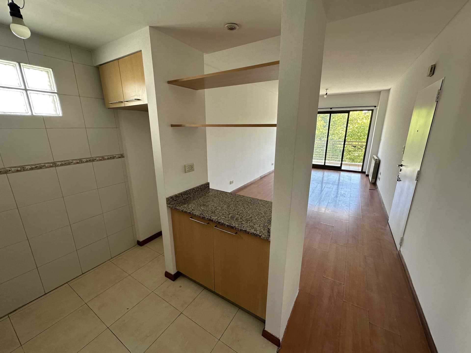 Cocina integrada con mesada de granito y vista al living.