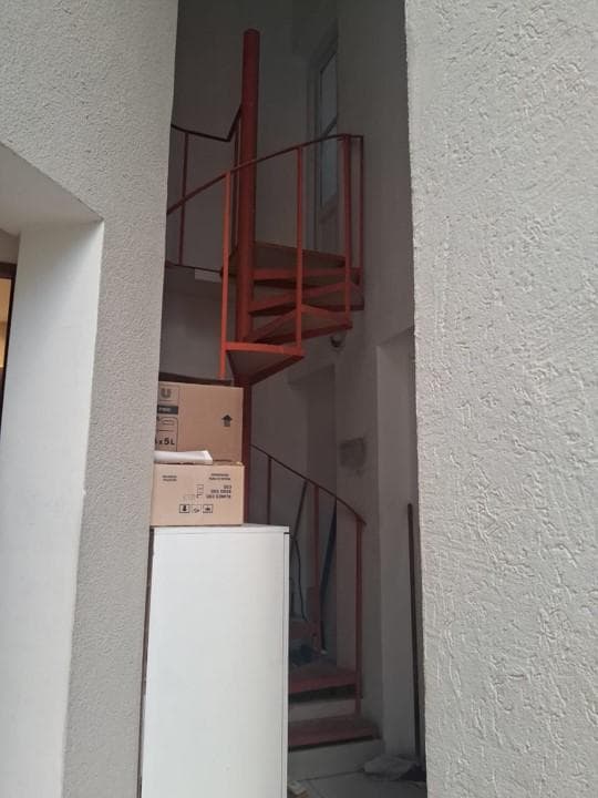 Acceso a terraza + 2 oficinas depòsito