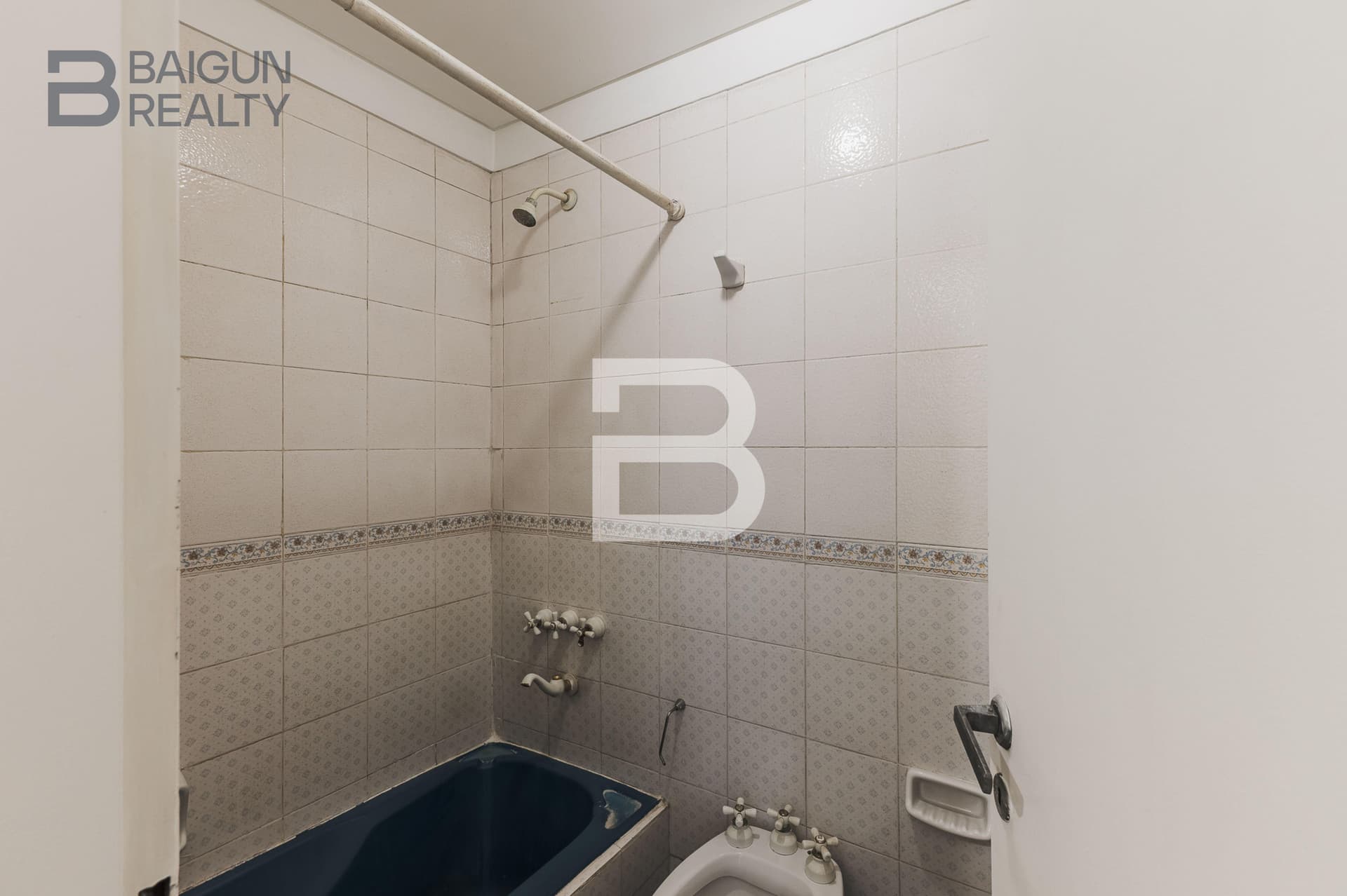 Baño con bañera, ducha, inodoro y bidet.
