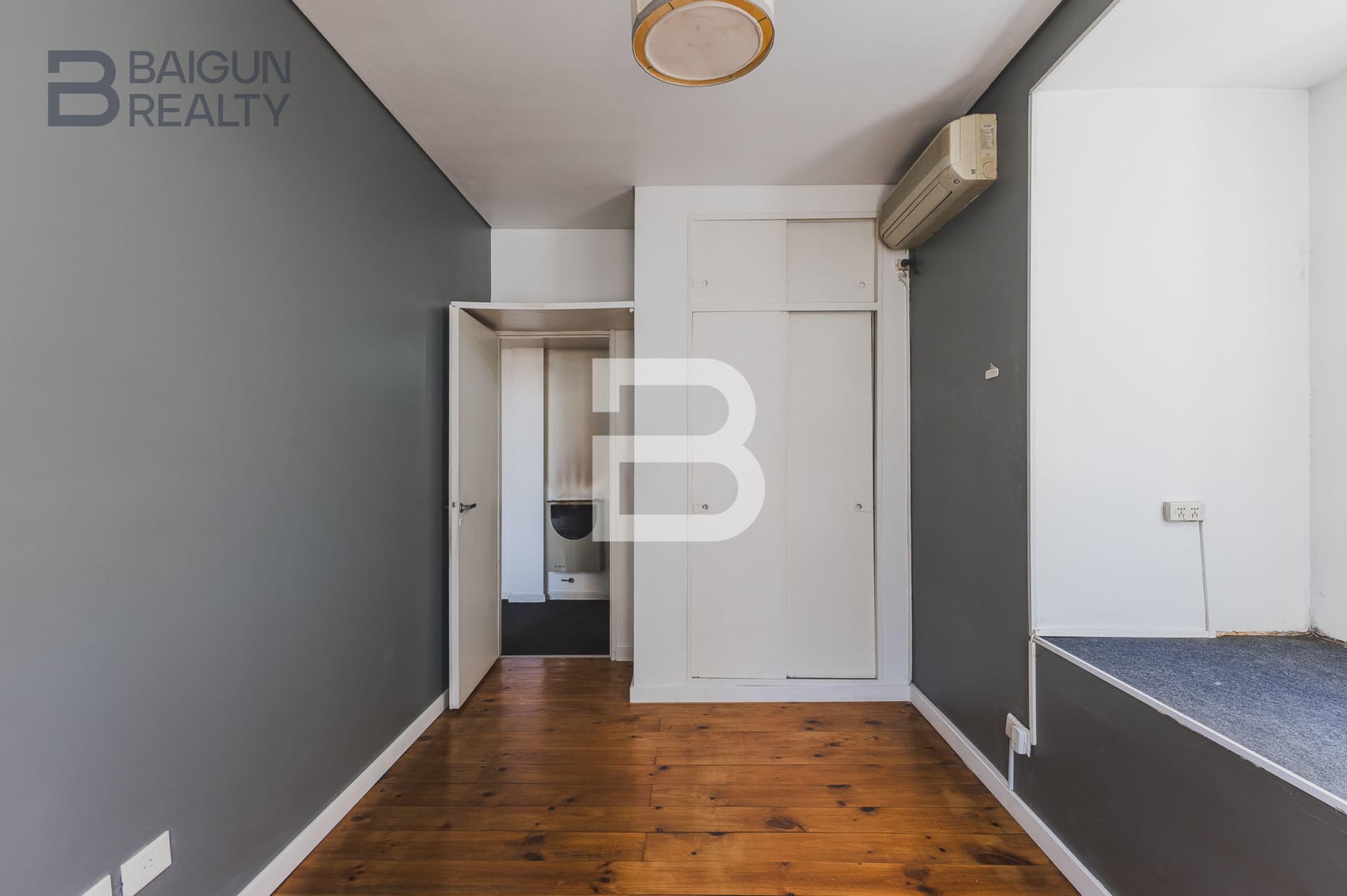 Dormitorio con placard y aire acondicionado.