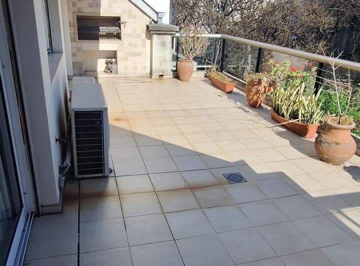 Excelente semipiso en alquiler En edificio de categoria se trata de un departame