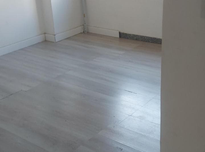 Medidas:
Comedor 3.30cm x 4.65 cm
Pasillo de 0,80cm x 3,70 cm con placares hast