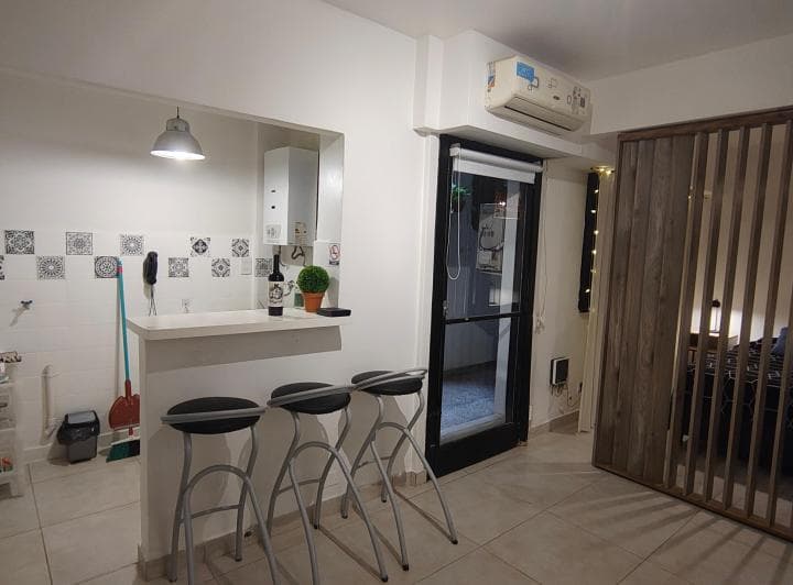 Alquiler de departamento amoblado, con patio semi cubierto, situado en el casco