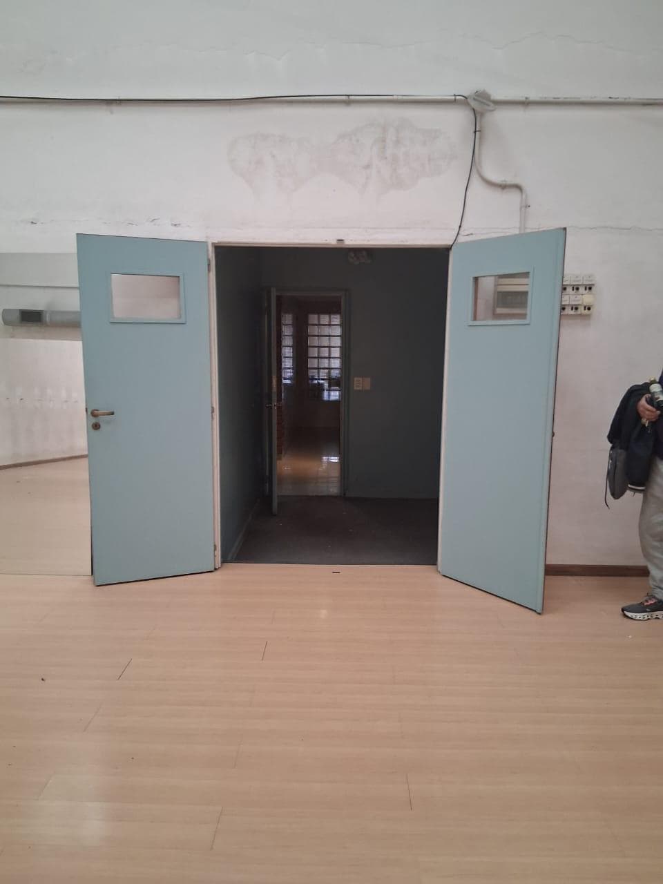 Ingreso desde hall de recepciòn con doble circulaciòn