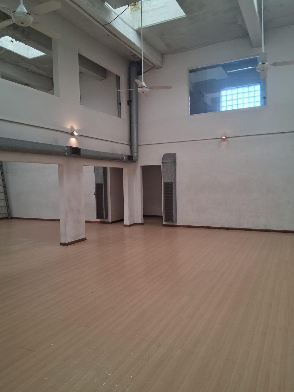 Vista hacia oficina de 40 m2 en planta alta