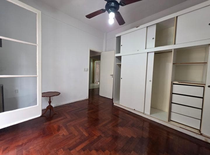 Departamento de 3 ambientes con dos balcónes en los dormitorios al frente. 

El 