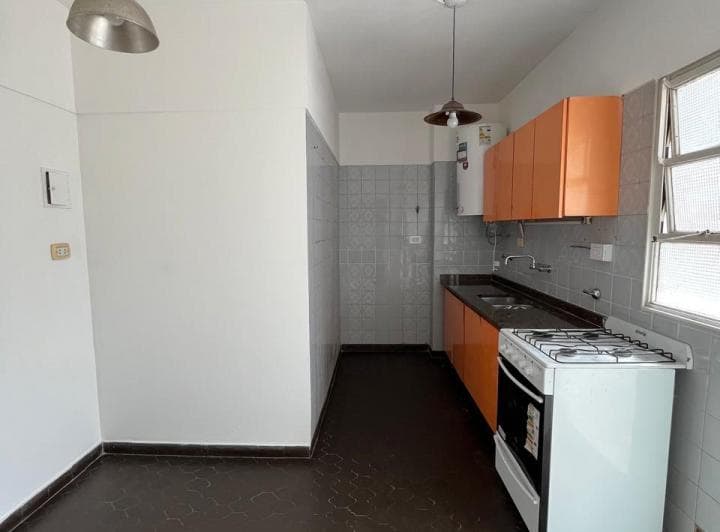 *HERMOSO 2 AMBIENTES CON BALCÓN – MUY LUMINOSO – EXCELENTE UBICACIÓN*

Excelente