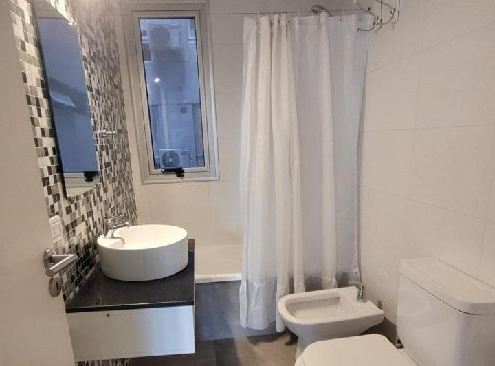 baño con ventilación natural