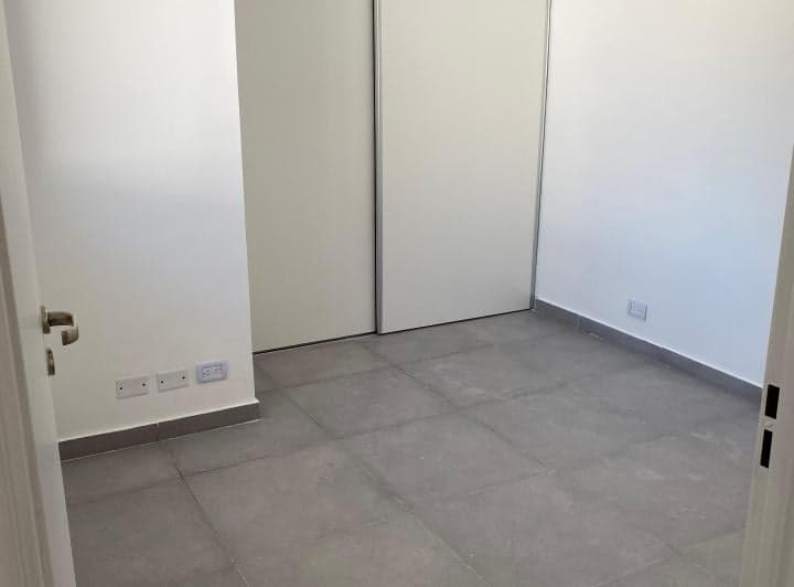 La propiedad cuenta con cocina integrada y amplio terraza. Dispone de un dormito