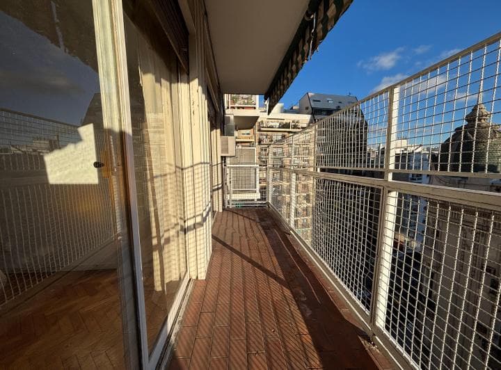 Excelente departamento de 2 ambientes con balcón corrido y vista abierta en Caba