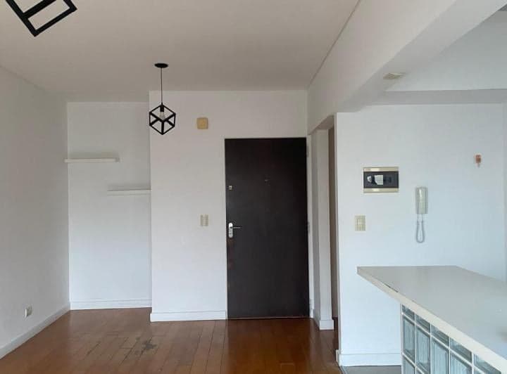 Semi piso con balcón contra frente
Amplia cocina con barra
Baño completo
Doble a