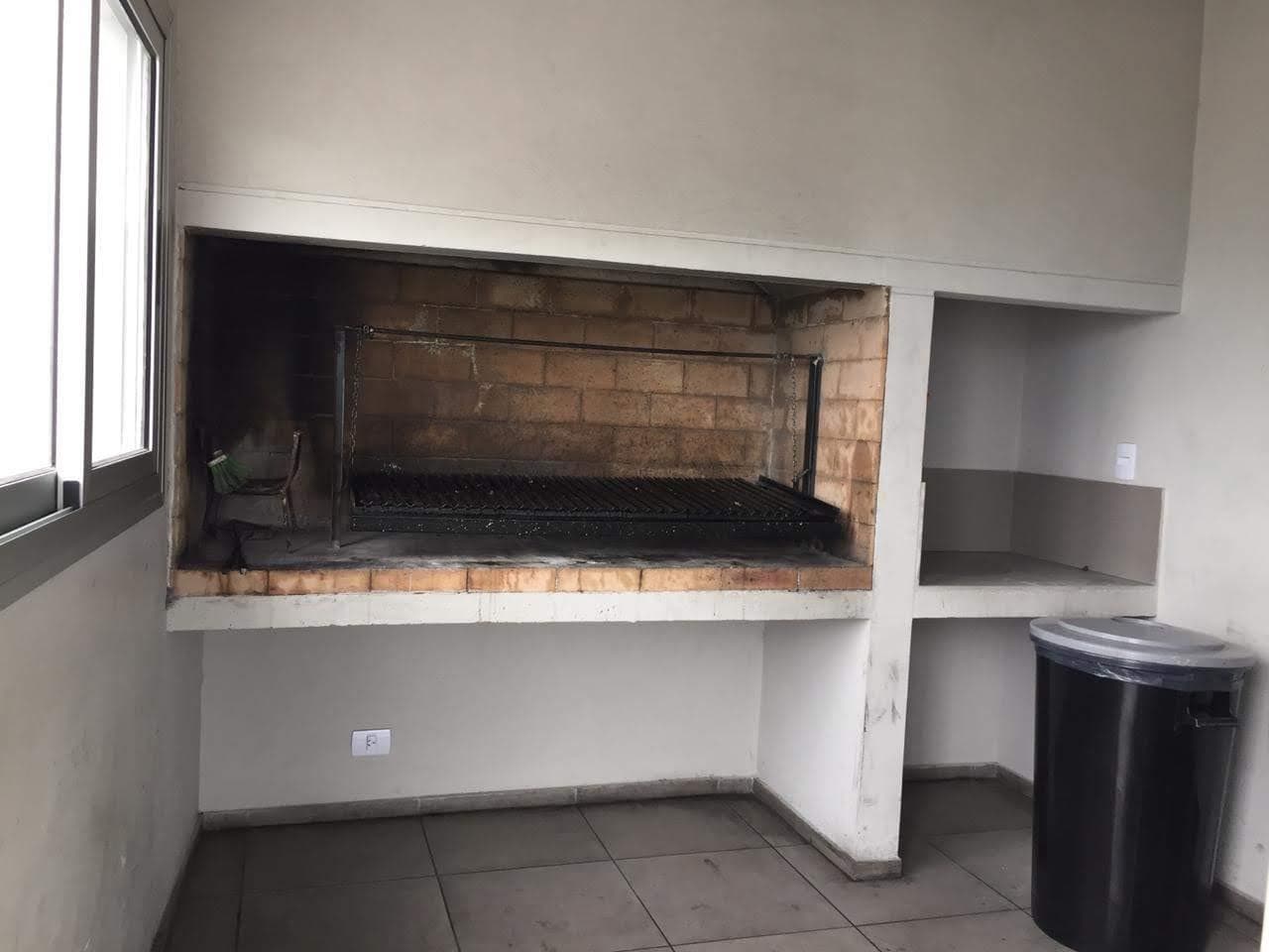 Parrilla de ladrillo con espacio de apoyo, en área común.