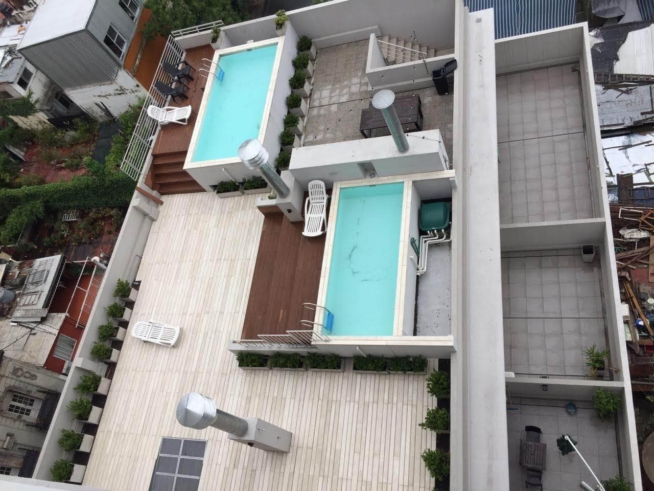 Vista aérea de dos piletas en la azotea de un edificio.