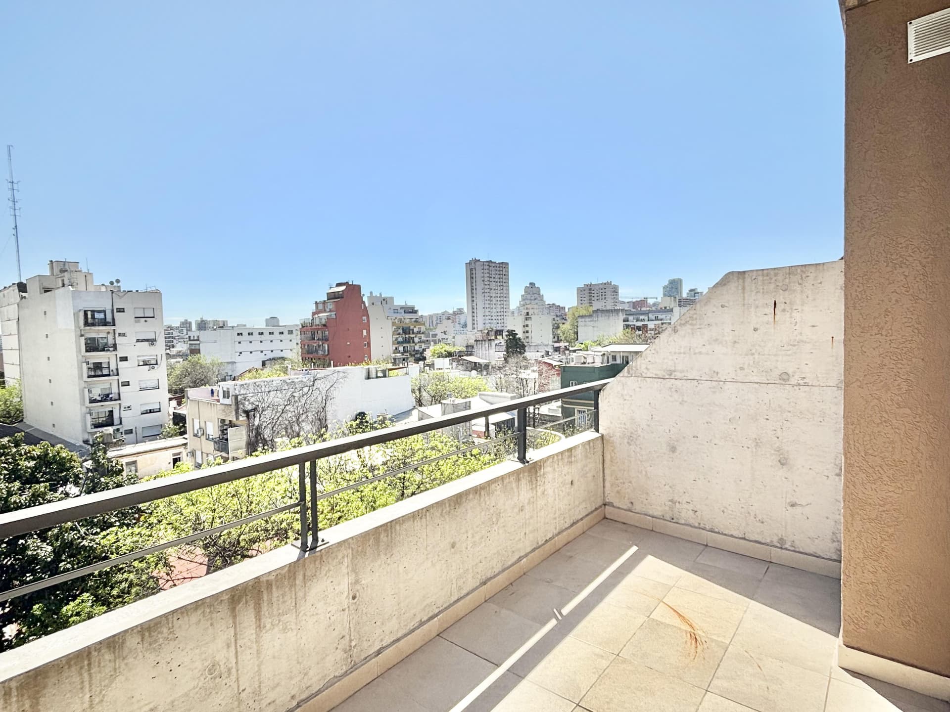 Vista panorámica de la ciudad desde un balcón amplio.