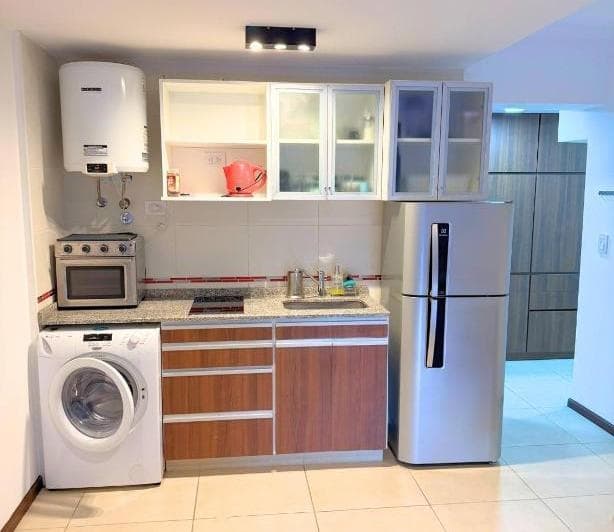 Cocina integrada con heladera, bacha, anafe y lavarropas.