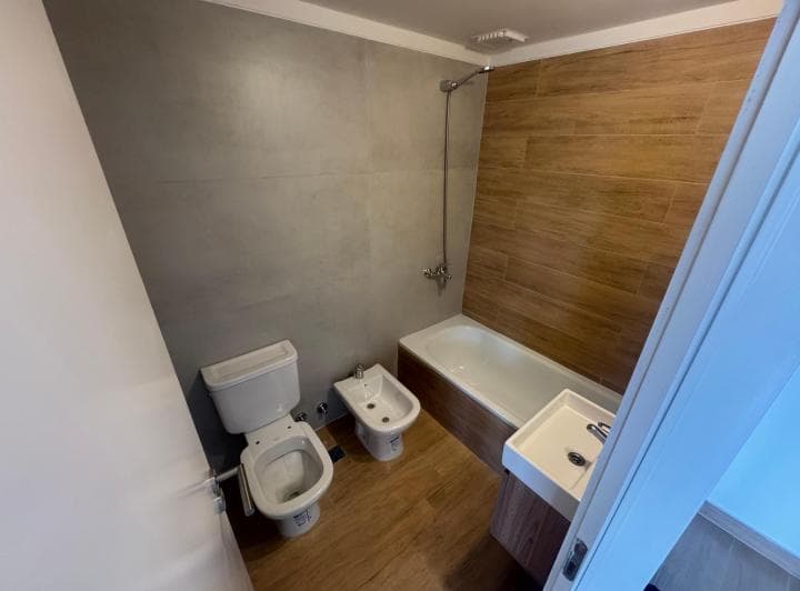 Baño completo con bañera, inodoro, bidet, lavatorio y ducha.