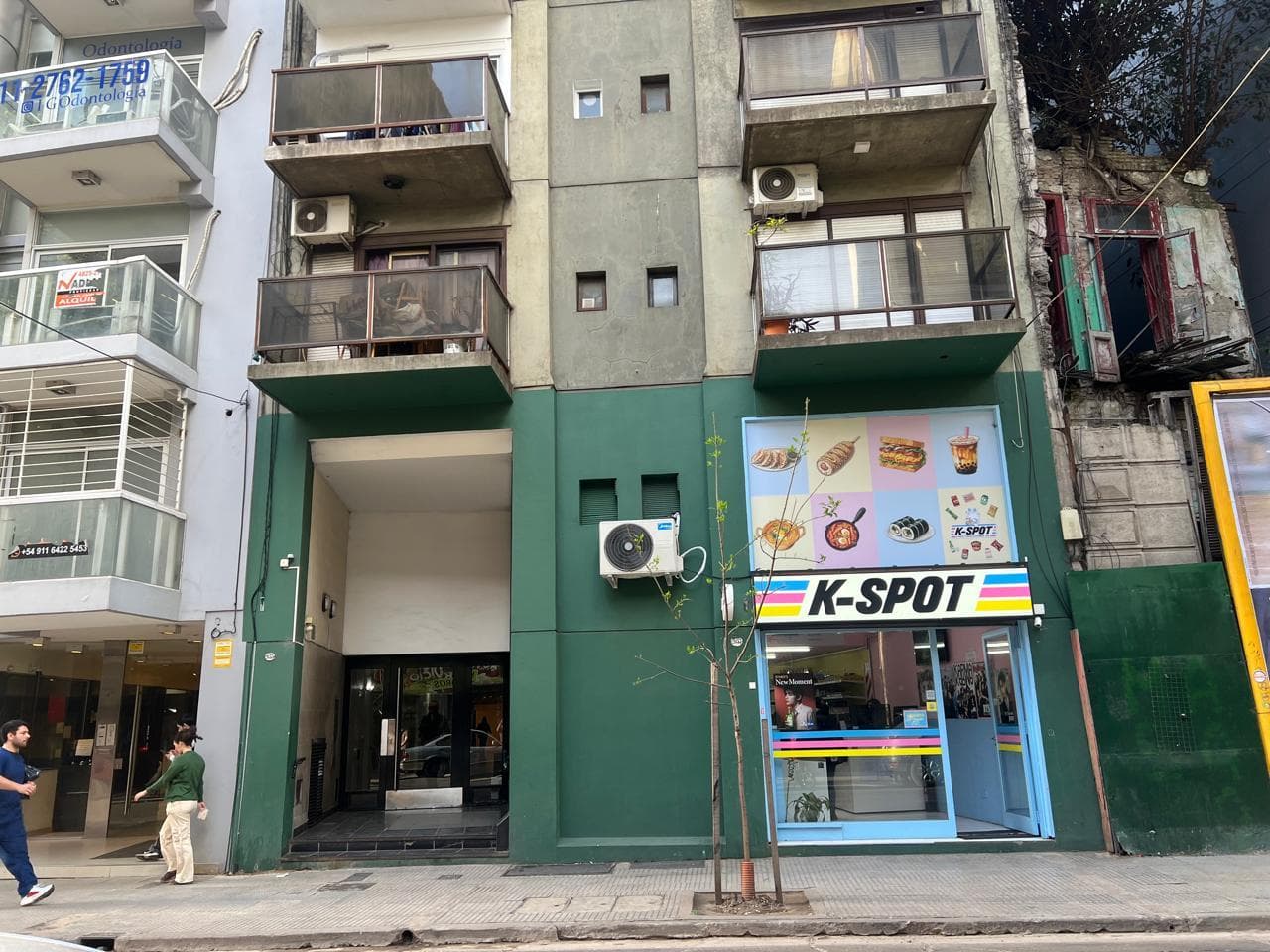 Fachada del edificio con balcones y un local comercial en la planta baja.