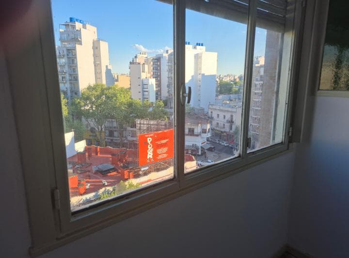 Vista de la ciudad desde la ventana con edificios altos.