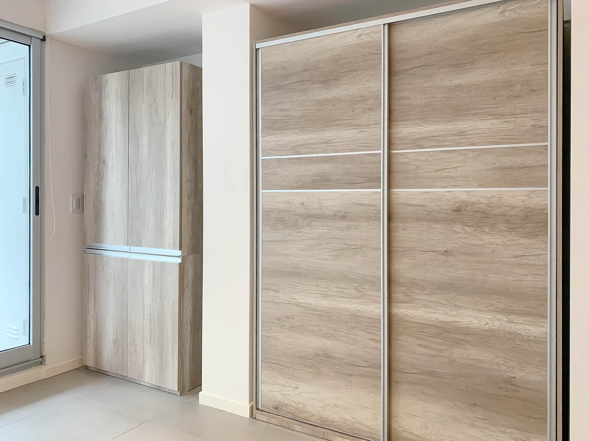 Placard de madera con puertas corredizas en el dormitorio.