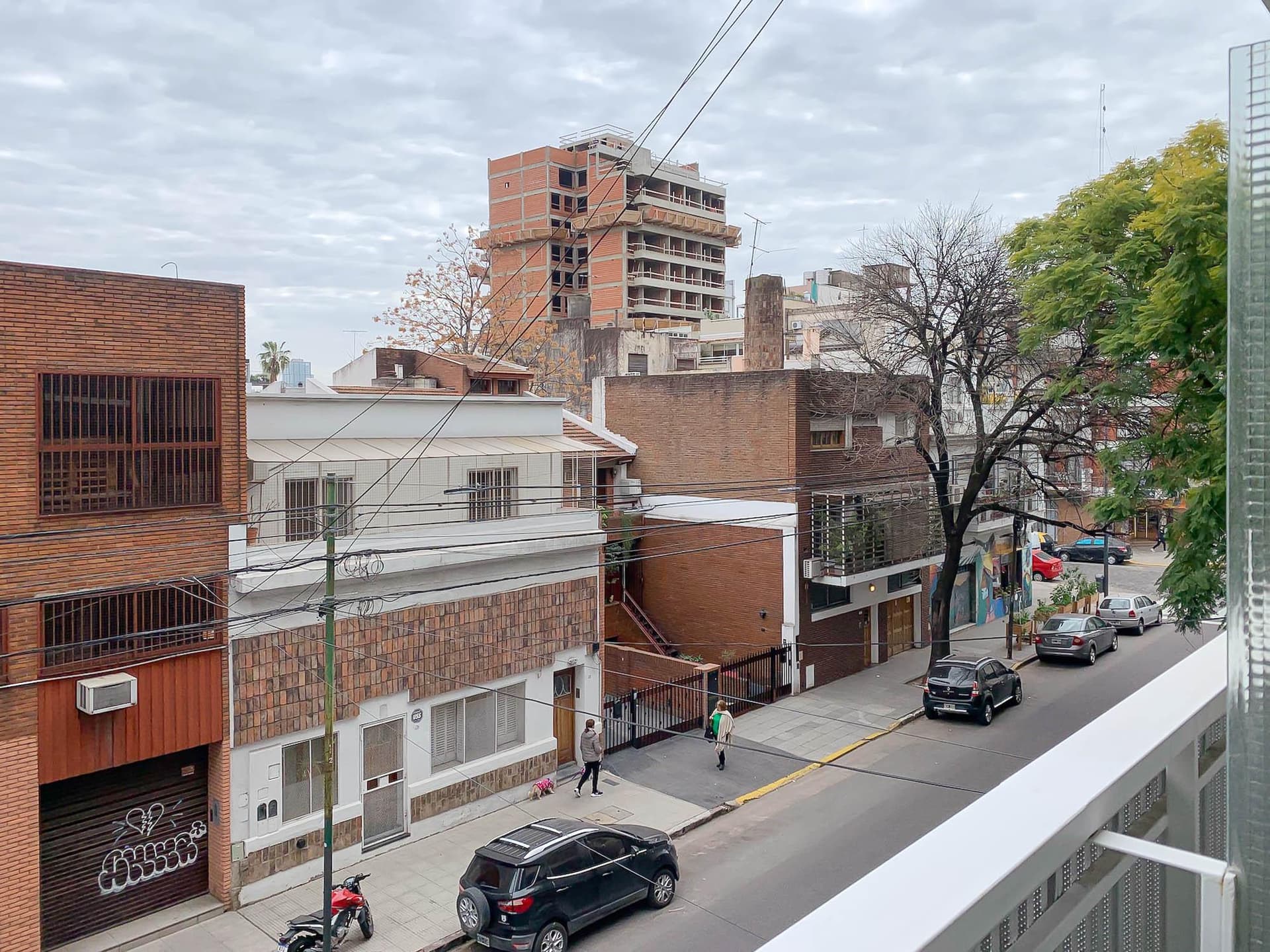 Vista desde el balcón a la calle con edificios y casas.