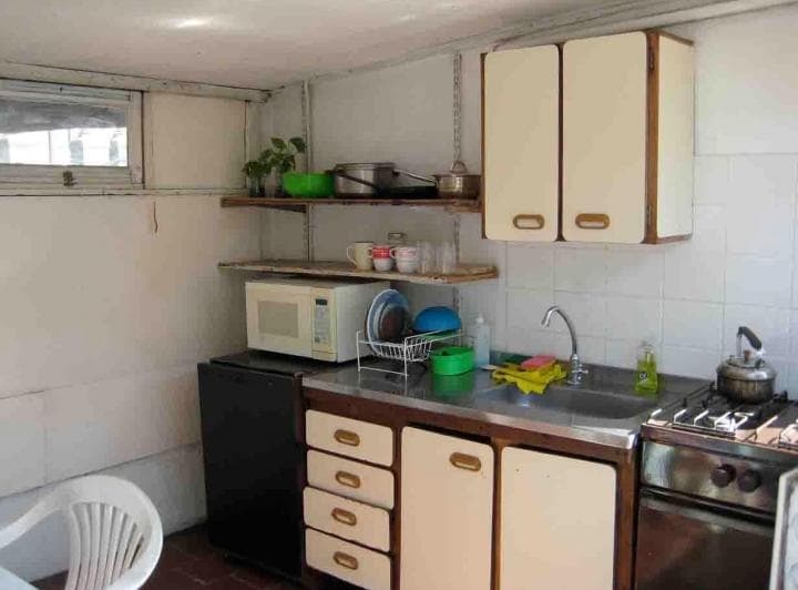 Es un monoambiente con un patio y una cocina en PH de San Telmo.
590.000 de alqu