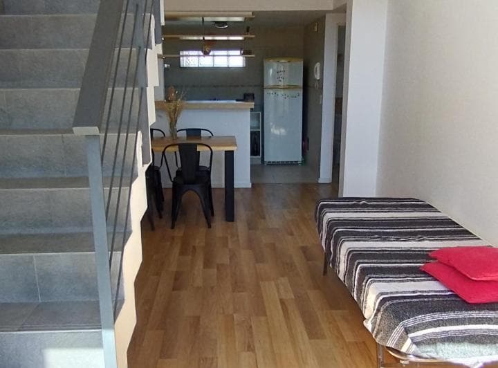 Muy luminoso y amplio Loft de dos ambientes con cocina separada por una barra y