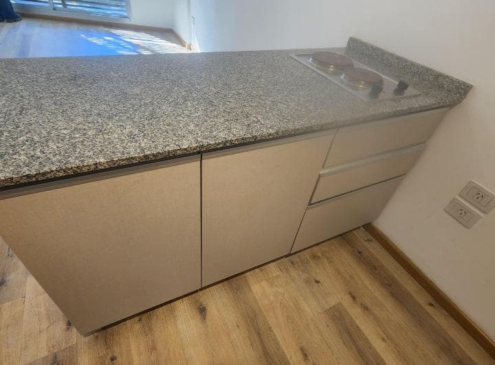 Monoambiente aire acondicionado para una sola persona, con cocina incorporada,