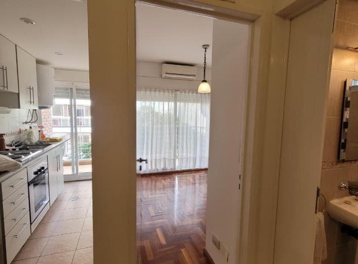 Alquiler de departamento de 2 ambientes al frente, ubicado en el cuarto piso. De