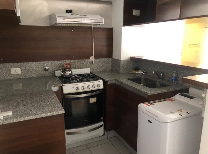 TODOS LOS AMBIENTES DAN AL EXTERIOR. COCINA COMPLETA Y LAVARROPAS. LIVING COMED0