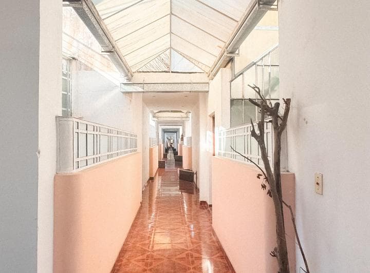 PH de época reciclado y cuidadosamente mantenido, ubicado en un primer piso por