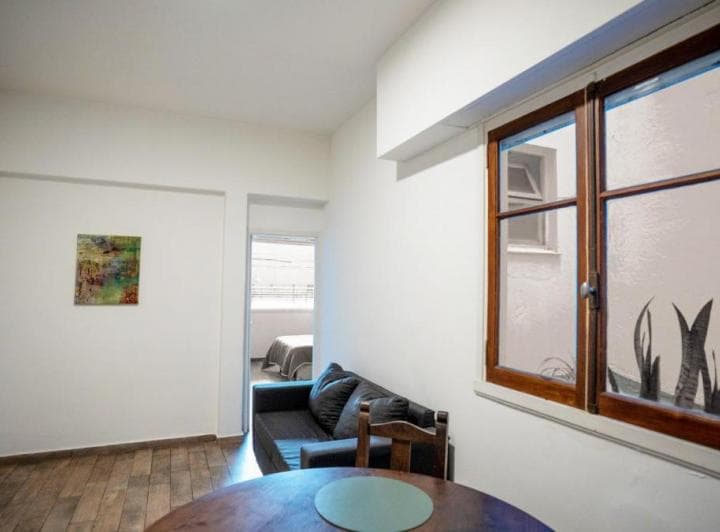 Departamento amoblado. Primer piso por escalera. Excelente ubicación. Techos alt