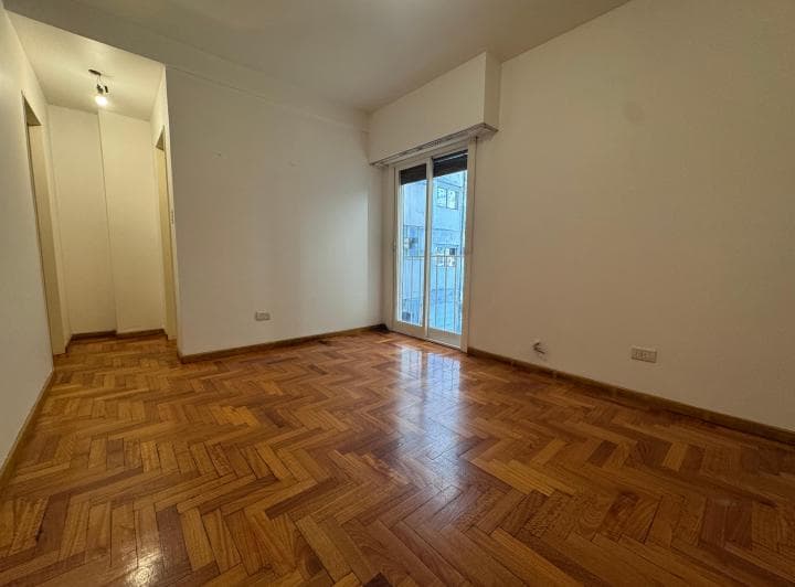 Departamento de 2 ambientes en Billinghurst, entre Peña y Pacheco de Melo. Ubica