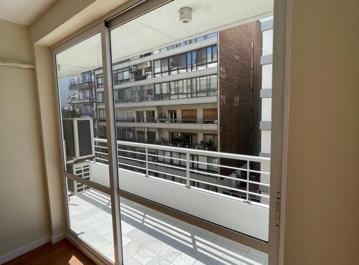 Excelente departamento de 2 ambientes, muy luminoso y hermosa vista abierta. Cue