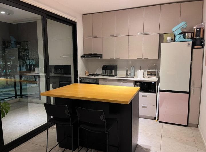 cocina con alacenas