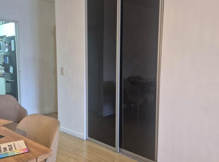 Ubicado en el 7mo piso contrafrente de un edificio entre medianeras con caracter