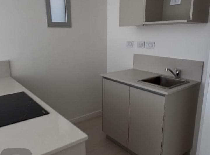 Excelente 2 amb al frente en 7 mo piso. Cocina y horno eléctrico. 1 habitación c