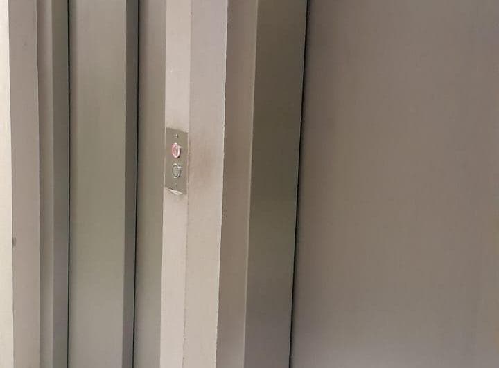 Amplio monoambiente con balcón al frente en piso 12 y cocina integrada. Súper lu