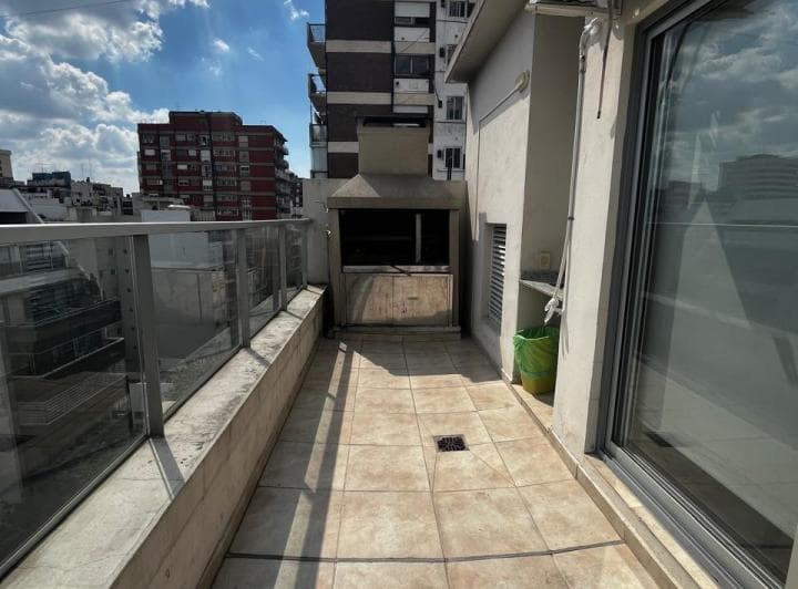 Departamento de 2 ambientes en piso alto, muy luminoso y moderno.
Cuenta con amp