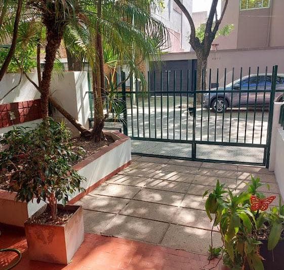Excelente duplex, impecable, super luminoso y aireado. La unidad se encuentra co