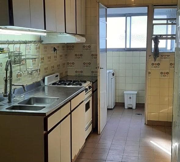 Departamento de 3 ambientes, al frente, muy luminoso. Todo los ambientes son ext