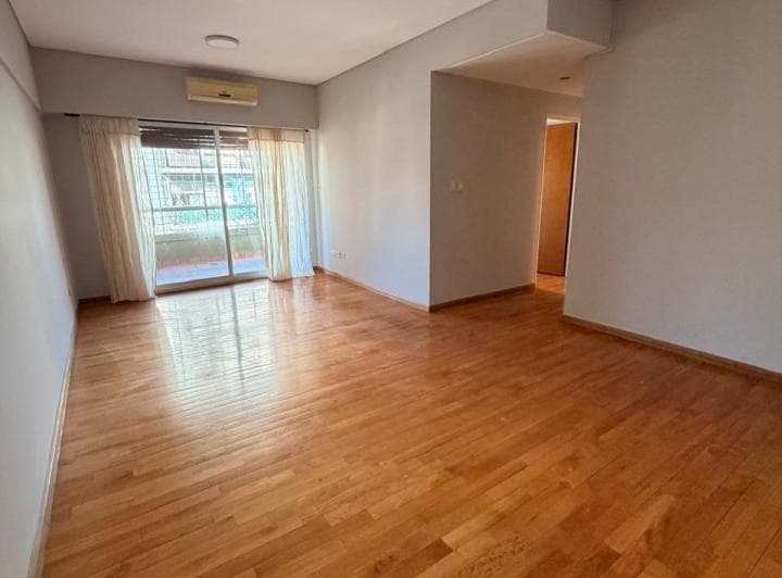 Departamento en piso 4to, al frente. Muy luminoso, ubicado en el barrio de cabal