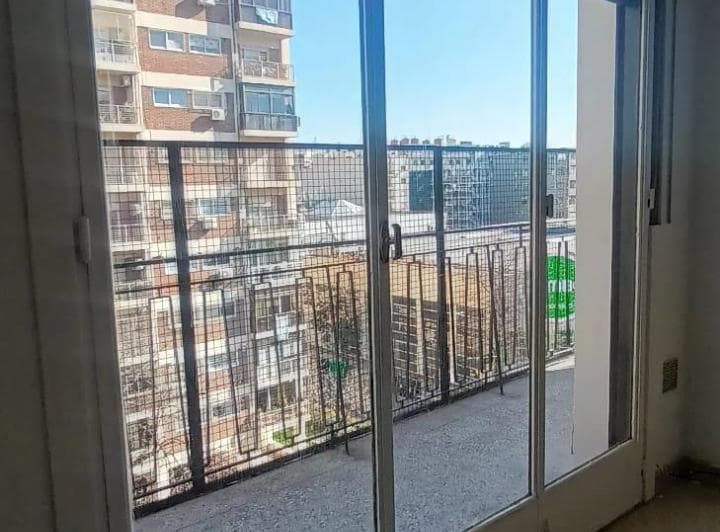 Departamento de 3 ambientes ubicado en Av Acoyte y Aranguren. Al frente en 6 Pis