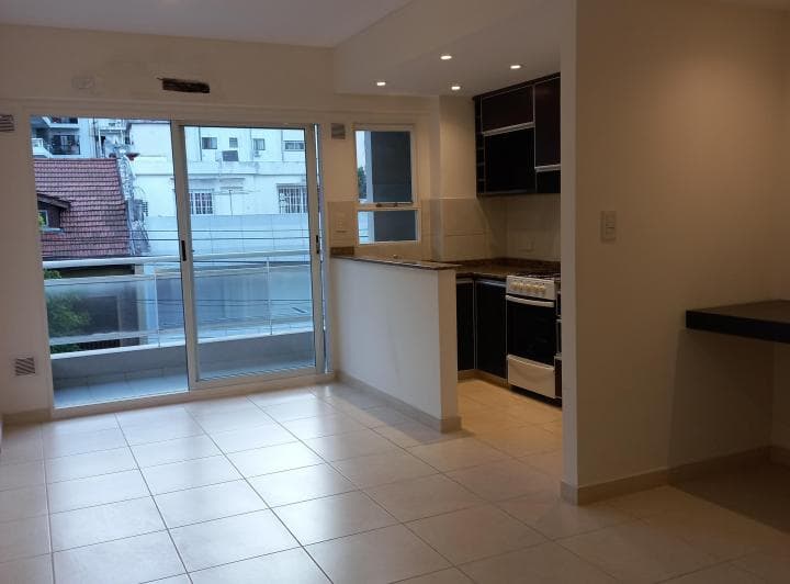 Dueño Alquila: 2 Ambientes al frente, mucha luz y sol - Amplio Living comedor al