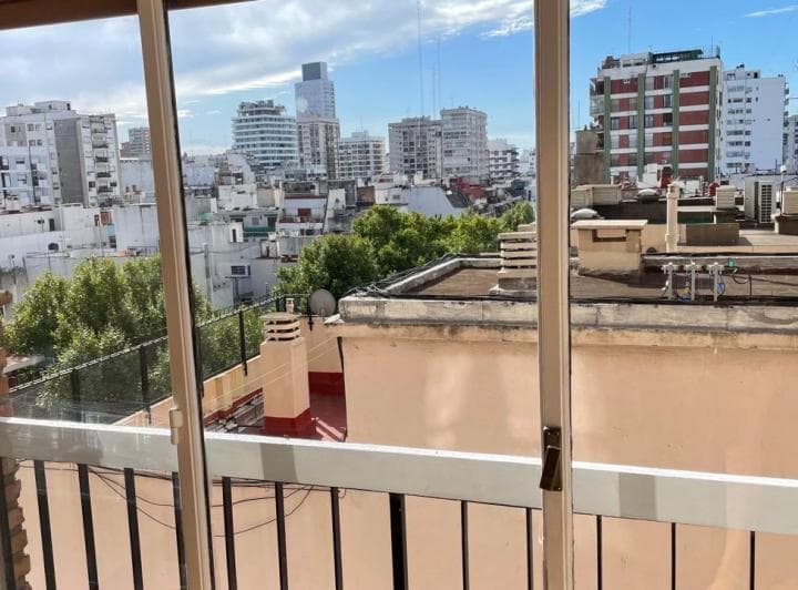 Dueño directo. Sin muebles. Monoambiente con cocina independiente. Muy alegre y