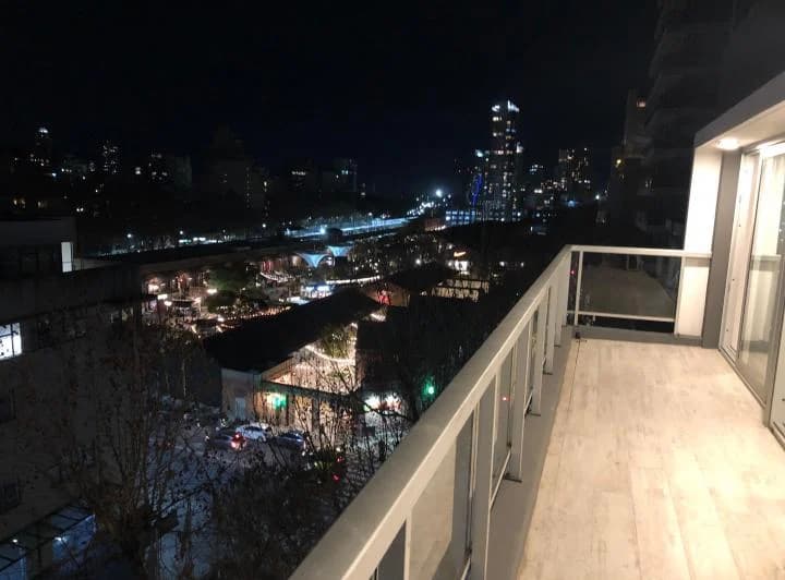 Monoambiente grande dividido , en living y un dormitorio
Vestidor y baño complet