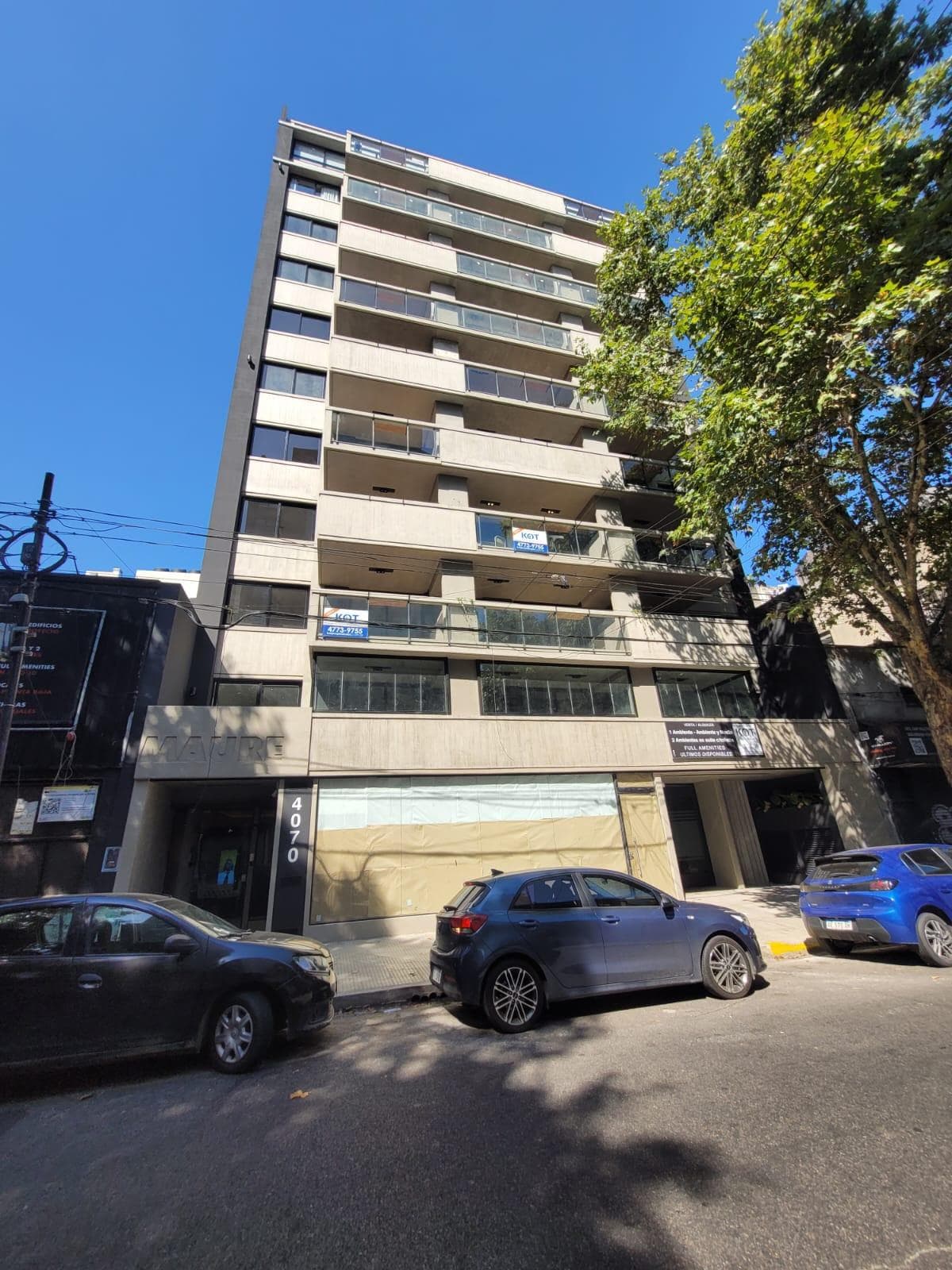 Fachada del edificio de apartamentos vista desde la calle.