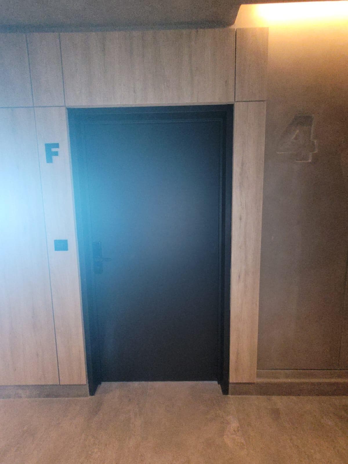 Puerta de acceso a una unidad marcada con la letra F.
