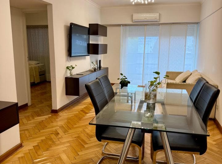 Excelente departamento de 3 ambientes ubicado en el barrio de Belgrano, sobre Av