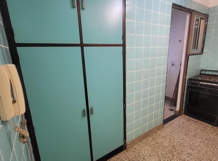 Departamento de 3 ambientes al frente, con balcón corrido, muy luminoso. Ubicado