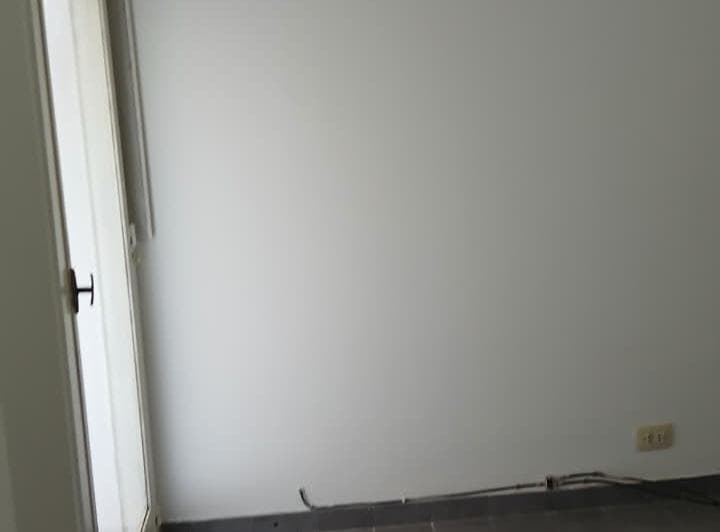 2 ambientes con pequeño balcon, a pulmon abierto.
cocina completa separada, baño